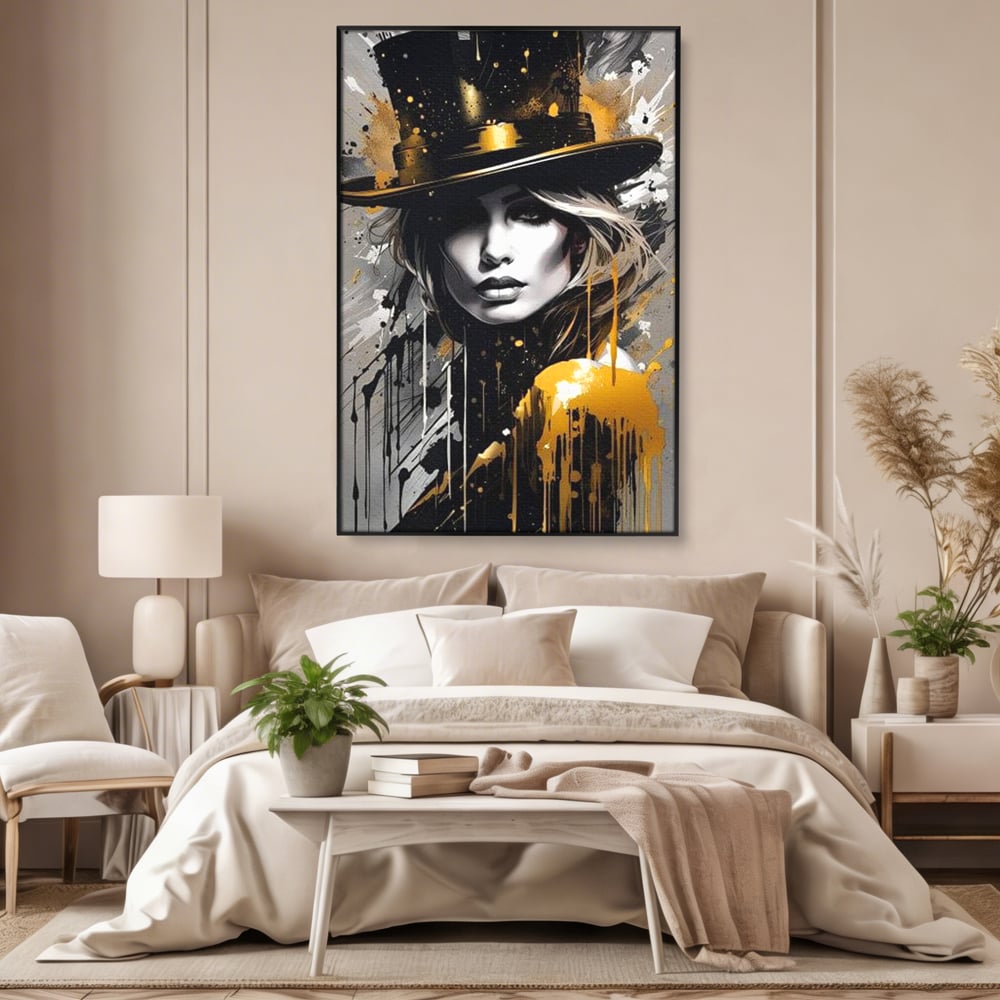 Tablou canvas cu tablou canvas cu portret de femeie cu joben, in rama de aluminiu negru, pe perete intr-un dormitor